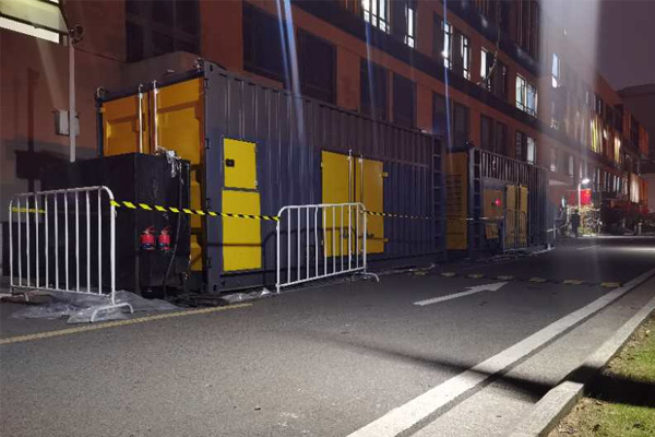 玛多柴油发电机组的输出电压是如何调节的？