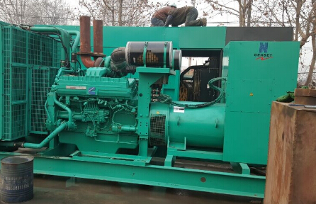 玛多发电机组如何判断水冷式机油散热器内部是否需要清洗？